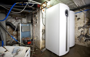 Varmepumpe og varmtvandsbeholder til jordvarme.