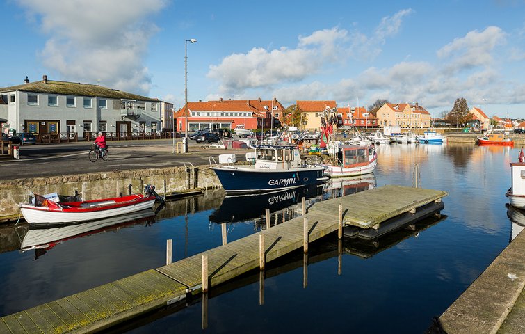 Små fiskekuttere ligger fortøjret ved kajen i Nexø Havn