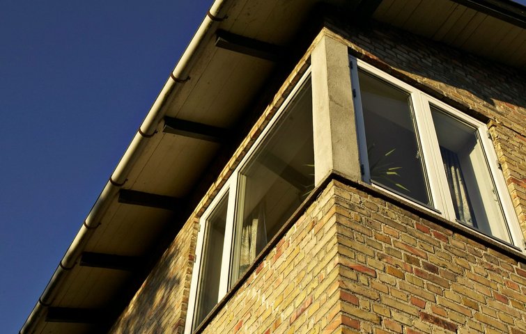 Hjørnevinduerne er et særtræk ved bungalowen.