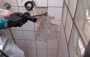 Fjern fliser eller klinker på dit badeværelse