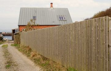 Hvis din grund går op til en privat fællesvej, har du ansvar for at holde vejen ved lige.