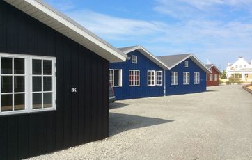Række af blåmalede træhuse