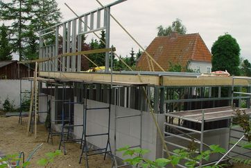 Lavenergihus under opførelse. Stålskelettet er stadig ikke fuldt beklædt med cementplader