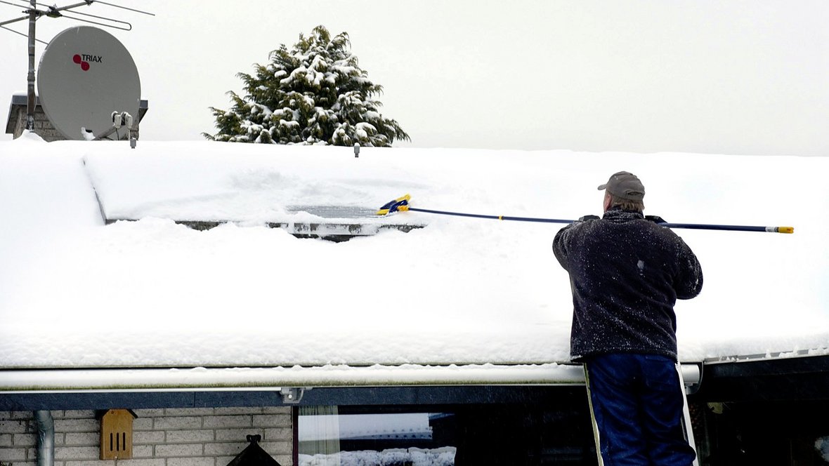 Mand der fejer sne væk fra solceller