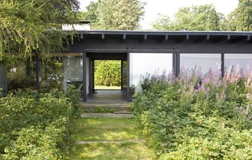Halldor Gunnløgsson byggede villaen til sig selv og sin kone, og de kunne nyde den flydende forbindelse mellem hus og have.