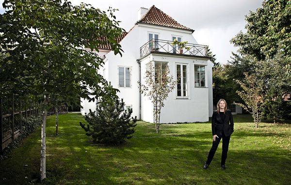 Kristine Jensen i haven foran sit hus