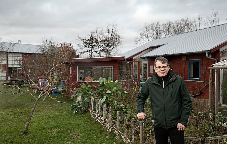 Søren Egge Rasmussen fra Enhedslisten foran sit hjem