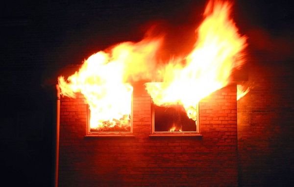 Brand i hus med store stikflammer ud af vinduerne