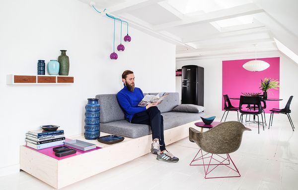 Kristian Lillelund læser et magasin i sofaen