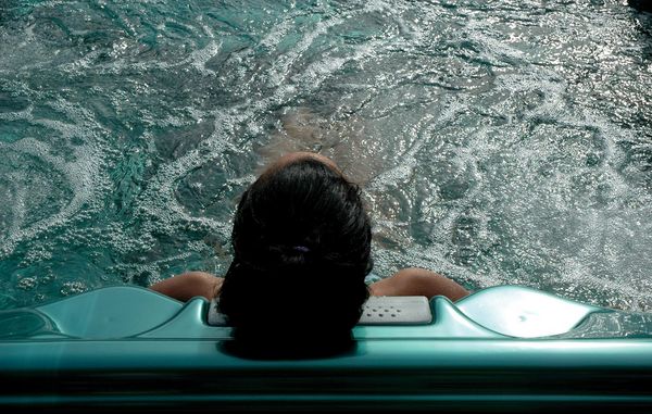 Kvinde i udendørs spa