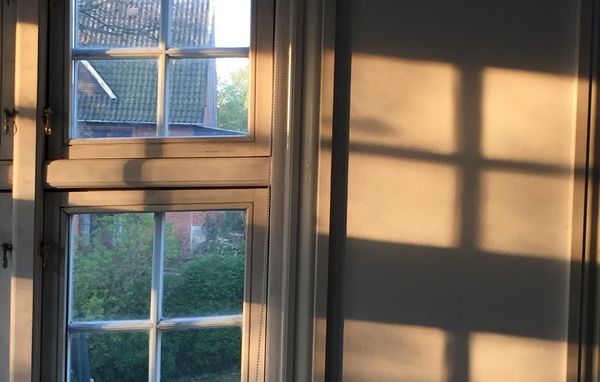 Varm boligen op ved hjælp af sollys, også kaldet passiv solvarme.