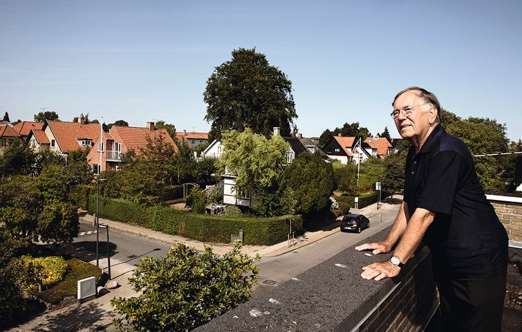 Jan Gehl kigger ud over nærområdet fra toppen af sit hus