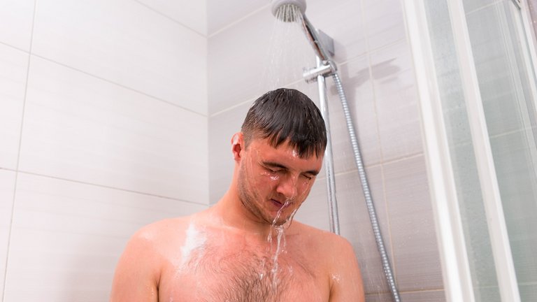 Så meget sparer du på at tisse i badet.