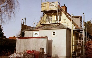 gult parcelhus med stillads omkring 1.salen