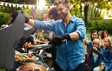 mand griller til havefest mand griller til havefest