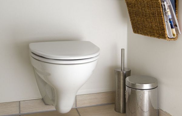 Hvordan indbygger man væghængt toilet?