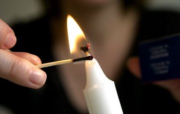 stearinlys tændes