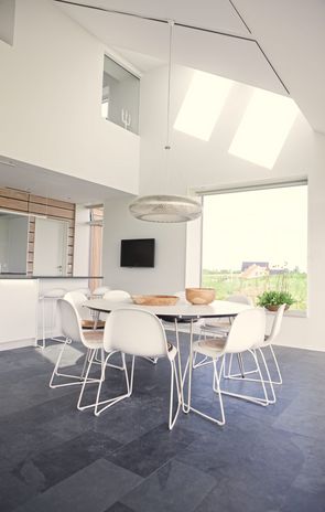 I denne bolig er der leget med vinduerne. Fra 1. salen er der kig til husets spiseafdeling, mens et par ovenlysvinduer bidrager med masser af dagslys. Foto: VELFAC A/S
