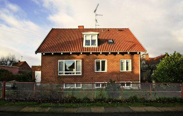 Murermestervilla fra 1950'erne med rødt saddeltag af tegl.