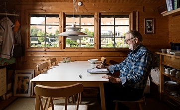 Dennis sidder i sin kolonihave i København