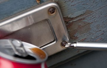 Cola på rusten skrue i brevsprække