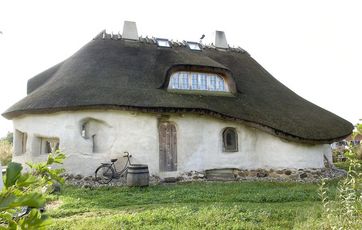 Hvidkalket hus med stråtag