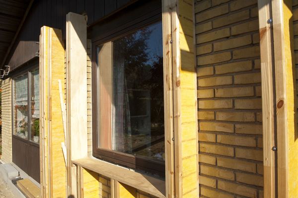 Isolering af ydervægge i ældre huse svarer sig ofte.