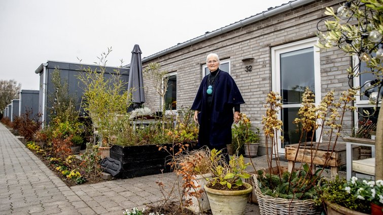 Pernille foran sit rækkehus