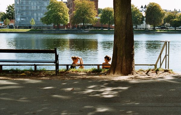 to unge snakker ved sø i København