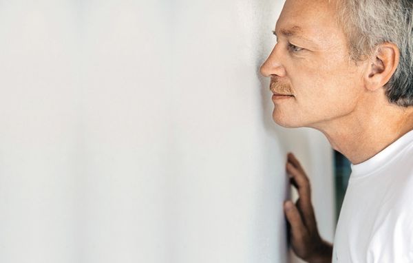 Mand lugter til væg Grim lugt i huset kan komme fra forskellige kilder. En af dem er skimmelsvamp, der har en muggen lugt.
