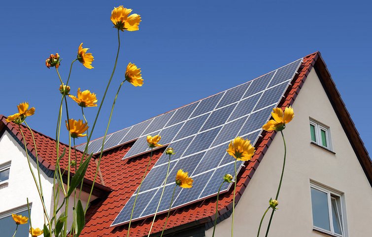 Bolig med solceller på taget.