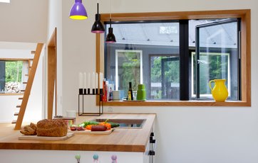 Familien kokkerer farverigt mad i køkkennet.
Foto: Andreas Mikkel Hansen