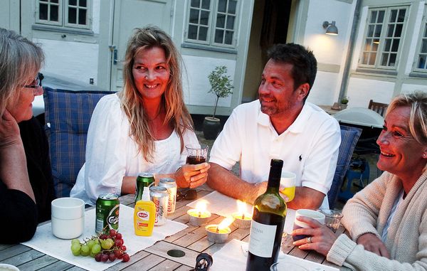 sommerhygge i haven om aftenen