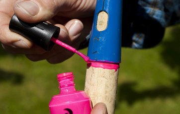 Skaft på rive males med pink neglelak