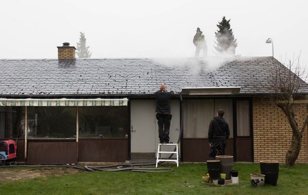 Uanset, om dit tag er af eternit, tegl, betontegl eller tagpap, bør du være varsom med at rense det eller få et firma til at gøre det.