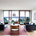 Moderne funkis med fjordudsigt