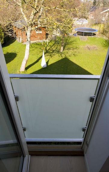 Et værn som dette i glas, som er monteret med klembeslag, er ofte en kombination af hærdet og lamineret glas.
