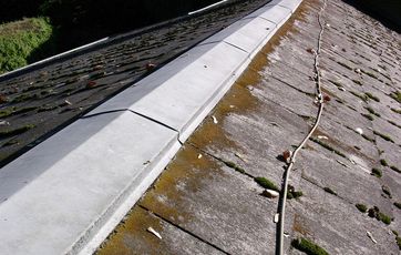Hvordan fjernes mos på taget?