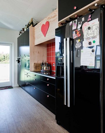 Køkkenet er husets hjerte og ligge midt i huset med udgang til en af husets terrasser. Foto: Christina Kayser Onsgaard