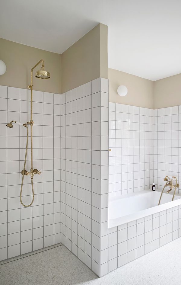 Fliseinspiration4 Badeværelse med hvide kvadratiske keramiske, glaserede fliser i både bruseniche og badekar.