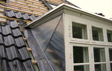Tagbelægning med sortglaserede tegl.
