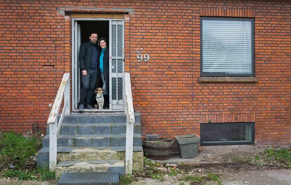 Jack og Diana foran deres hus købt på håndværkertilbud