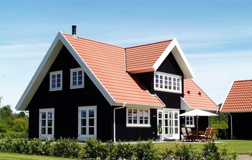 Lavenergihus klasse 1 med facade i sort træ