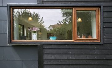 Vedligeholdelse-af-et-trahus2 Flot inddækning af vindue i facade. Rammen er med til at beskytte og fremhæve vindues detaljen.