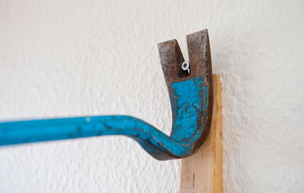 En kile imellem koben og væg gør, at du undgår grimme mærker i væggen. Foto: Torben Klint.