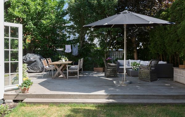 Zoneinddelt træterrasse med genbrugsmøbler