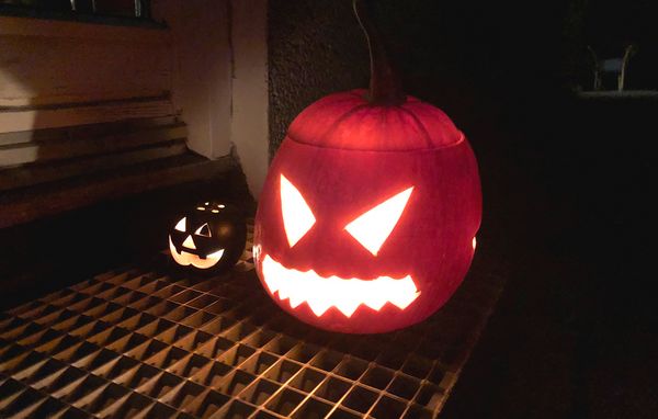 Udskåret græskar med lys i til halloween.