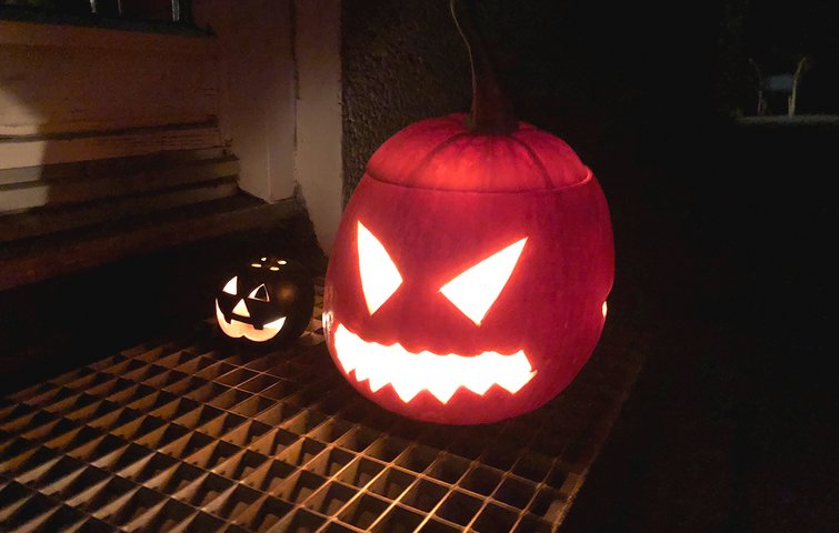 Udskåret græskar med lys i til halloween.