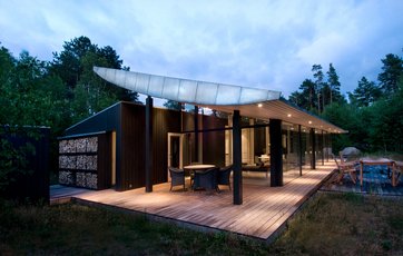 Huset er delt op i zoner: Den åbne zone, som består er stue, køkken og spiseområde. Og så den mere lukkede, hvor bad, vaskerum og soveværelser gemmer sig bad sortmalet træ.
Foto: Jesper Ray