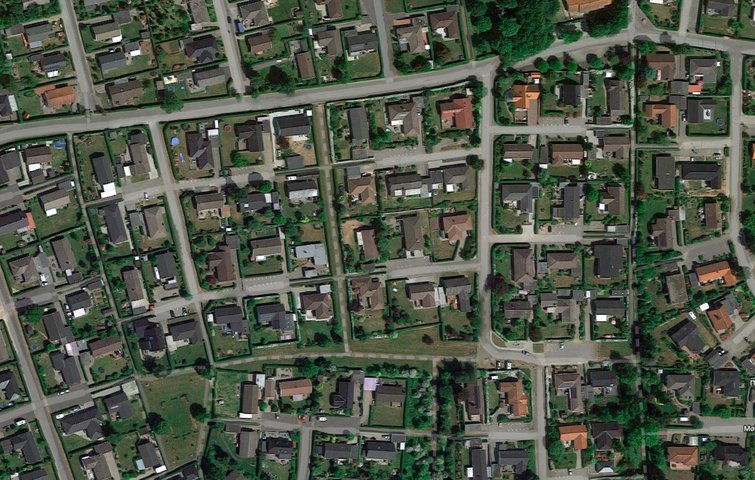 Luftfoto med huse og grunde Luftfoto af en lang række huse og grunde